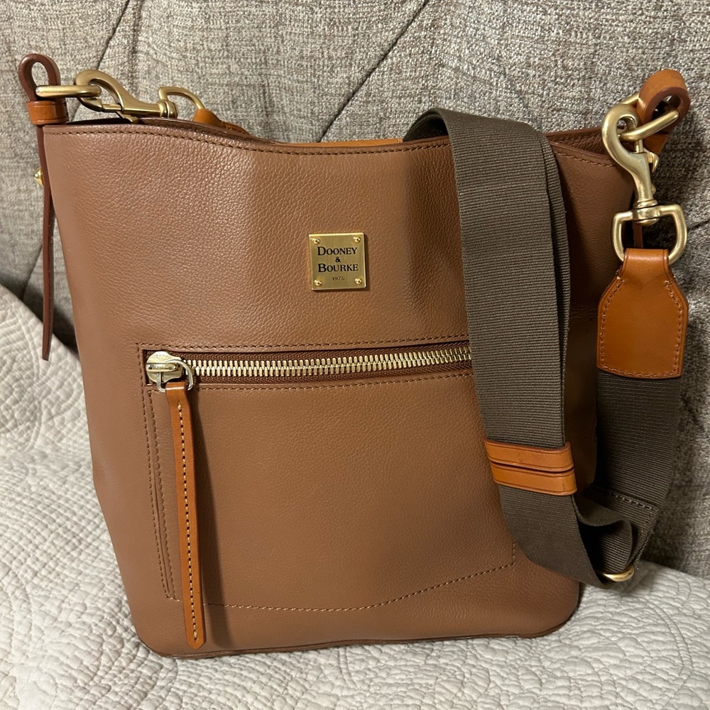 Dooney & Bourke Roxy shoulder/crossbody purse.